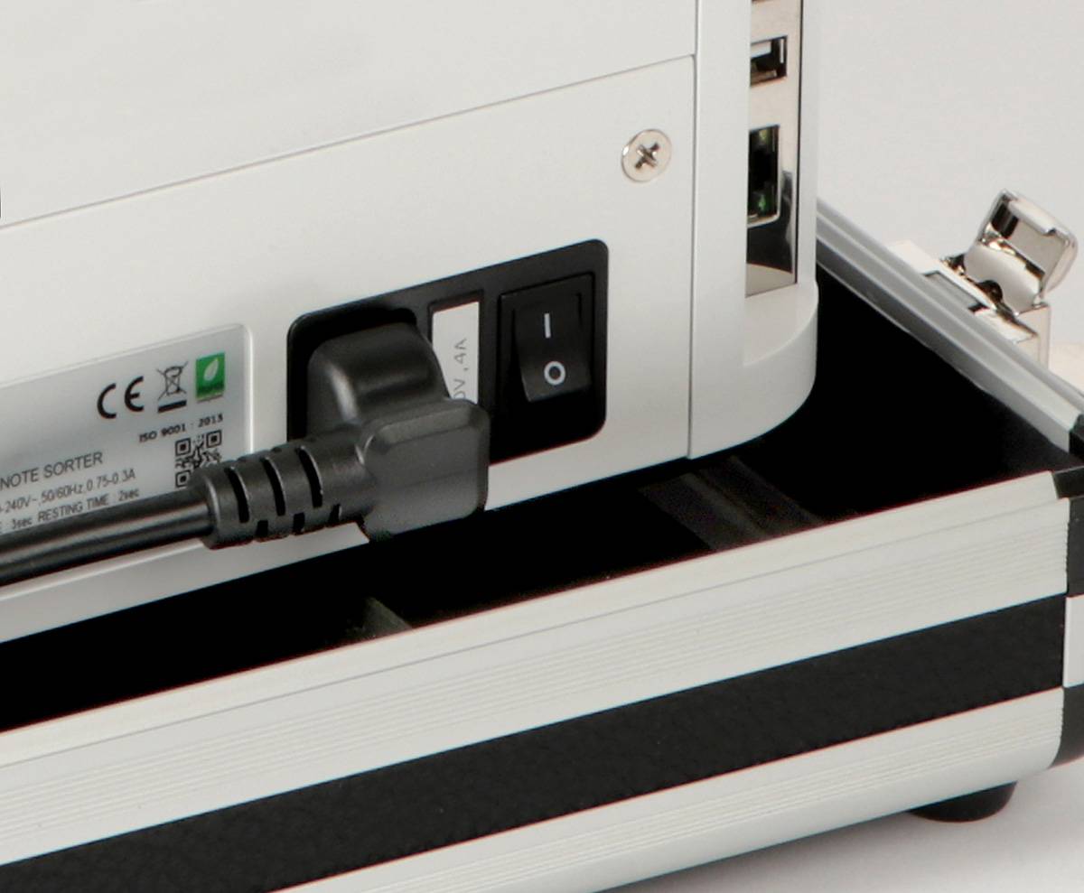 Warum sollte man immer das Netzkabel aus dem Notenzähler ziehen? Mit unserer Lösung kann das Netzkabel an der Maschine bleiben. Belassen Sie die Natzkabel am Notenzähler und sparen Sie Zeit